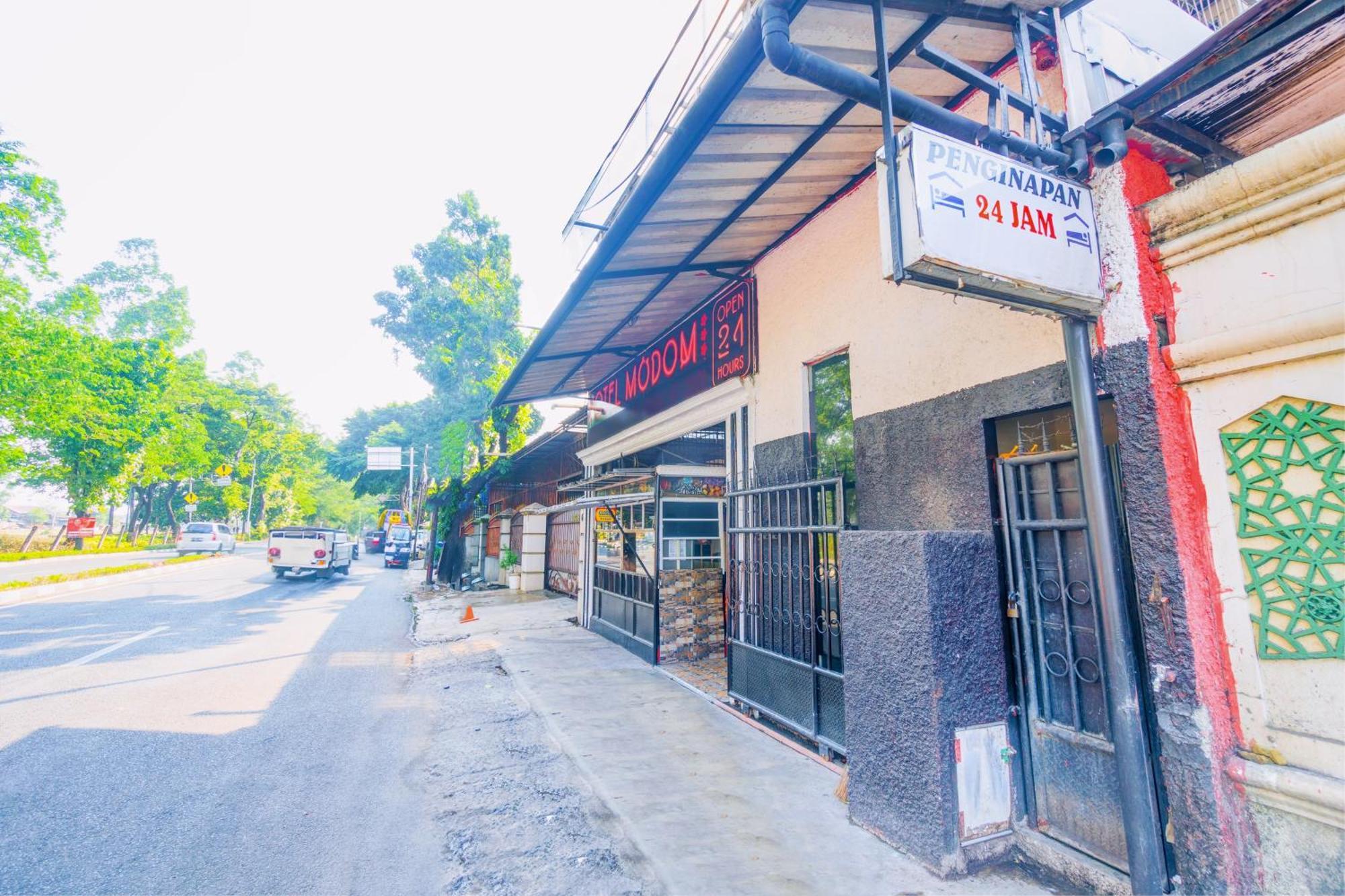 Oyo 93132 Modom Homestay Near Rs Islam Jakarta Pondok Kopi Bagian luar foto