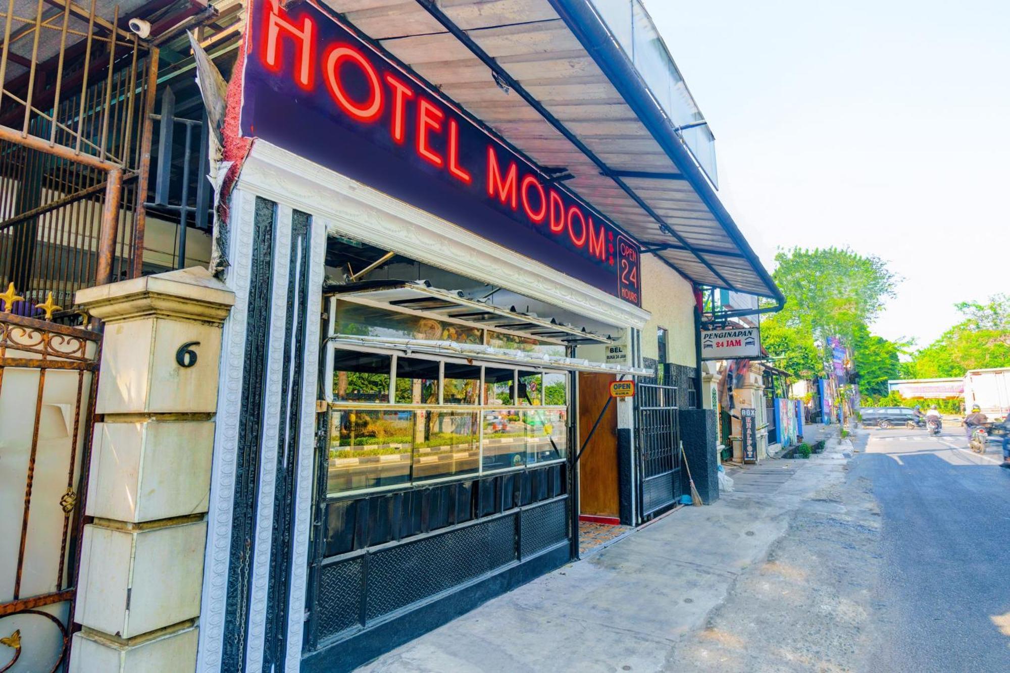 Oyo 93132 Modom Homestay Near Rs Islam Jakarta Pondok Kopi Bagian luar foto