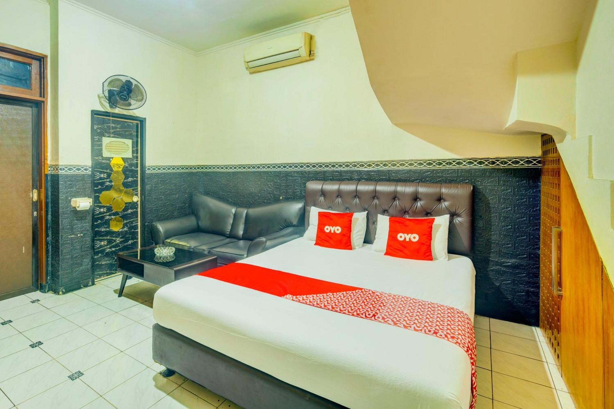 Oyo 93132 Modom Homestay Near Rs Islam Jakarta Pondok Kopi Bagian luar foto